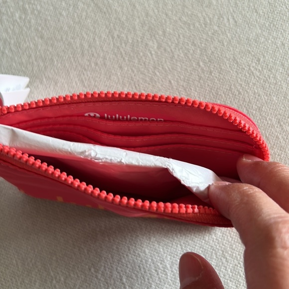 Lululemon Clippable Card Pouch in Pale Raspberry - Picture 3 of 6